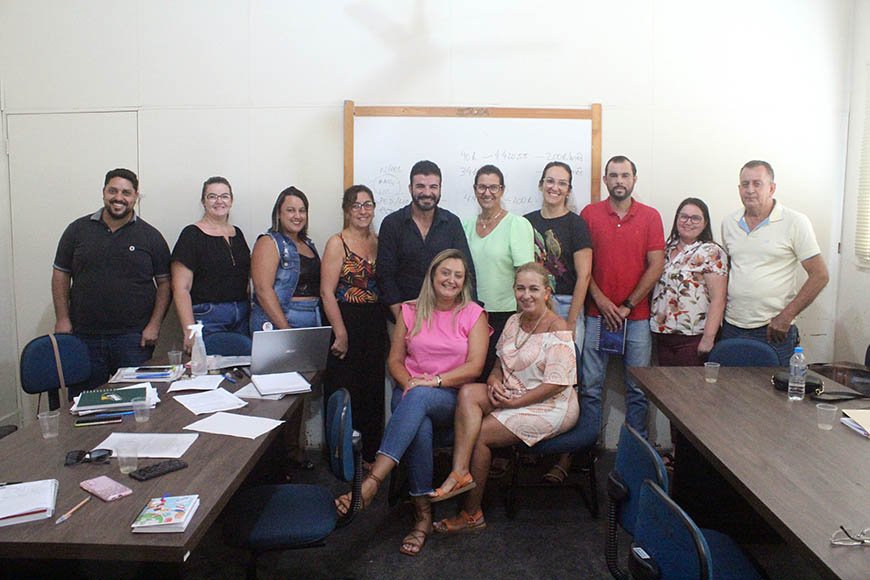 Comissão se reúne e discute plano de carreira dos servidores da educação em Mirassolândia